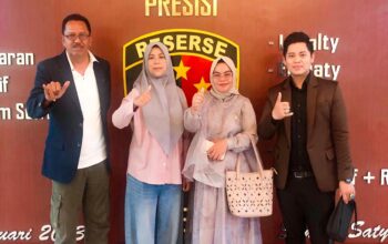 Berfoto bersama usai perdamaian kasus dugaan penggelapan yang berakhir SP3 di Polsek Sutera Pesisir Selatan
