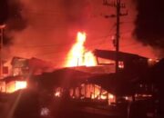 Kebakaran Pasar Simpang Lagan Pesisir Selatan saat subuh