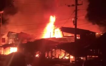 Kebakaran Pasar Simpang Lagan Pesisir Selatan saat subuh