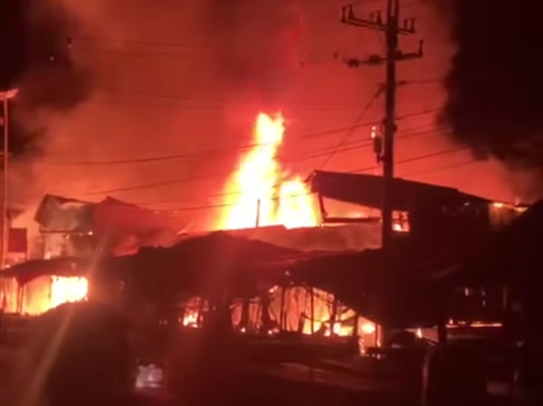 Kebakaran Pasar Simpang Lagan Pesisir Selatan saat subuh