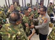 Kadiv Humas Polri Irjen Pol Johnny Edison Isir berdialog dengan pimpinan media pada Retret PWI di Bogor