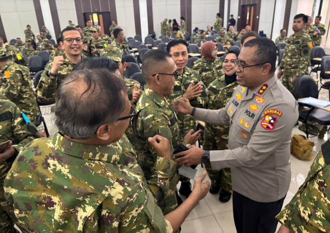 Kadiv Humas Polri Irjen Pol Johnny Edison Isir berdialog dengan pimpinan media pada Retret PWI di Bogor