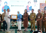 Penyerahan sertifikat hak cipta Dekranasda Barito Utara oleh Kemenkum RI