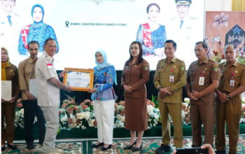 Penyerahan sertifikat hak cipta Dekranasda Barito Utara oleh Kemenkum RI