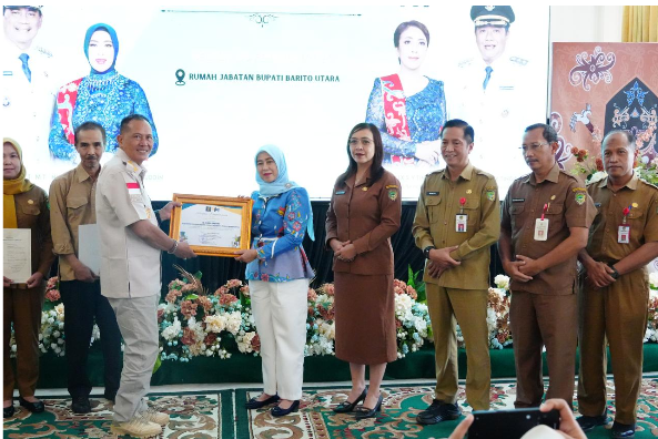 Penyerahan sertifikat hak cipta Dekranasda Barito Utara oleh Kemenkum RI