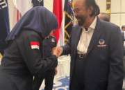 Lisda Hendrajoni NasDem bersalaman dengan Surya Paloh saat rapat pleno DPP