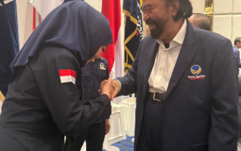 Lisda Hendrajoni NasDem bersalaman dengan Surya Paloh saat rapat pleno DPP
