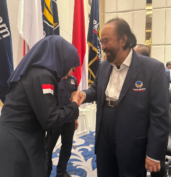 Lisda Hendrajoni NasDem bersalaman dengan Surya Paloh saat rapat pleno DPP