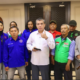 Menaker Yassierli dan perwakilan ojol foto bersama terkait diskon jaminan sosial ojol