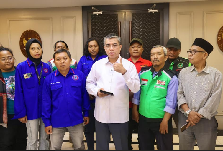 Menaker Yassierli dan perwakilan ojol foto bersama terkait diskon jaminan sosial ojol
