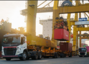 Antrean kapal Tanjung Perak dilayani di terminal peti kemas Pelindo Surabaya