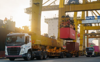 Antrean kapal Tanjung Perak dilayani di terminal peti kemas Pelindo Surabaya