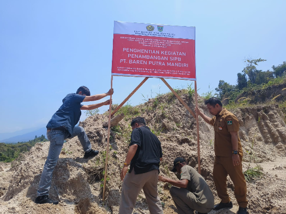 Plang penghentian tambang bermasalah Padang Pariaman