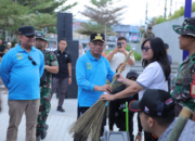 Wagub Sumatera Utara Surya memberikan sapu simbolis pada Gerakan Indonesia ASRI