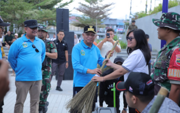 Wagub Sumatera Utara Surya memberikan sapu simbolis pada Gerakan Indonesia ASRI