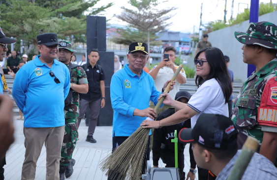 Wagub Sumatera Utara Surya memberikan sapu simbolis pada Gerakan Indonesia ASRI
