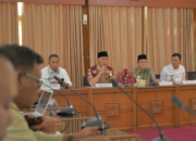 Gubernur Sumbar Mahyeldi memimpin rapat pengembangan BRT Sumbar di Aula Istana Bung Hatta Bukittinggi
