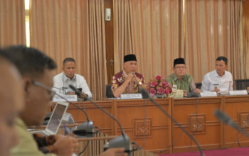 Gubernur Sumbar Mahyeldi memimpin rapat pengembangan BRT Sumbar di Aula Istana Bung Hatta Bukittinggi