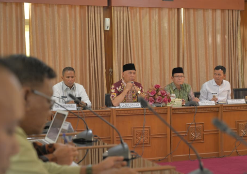 Gubernur Sumbar Mahyeldi memimpin rapat pengembangan BRT Sumbar di Aula Istana Bung Hatta Bukittinggi