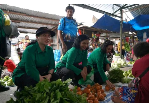 Persit KCK Daerah XVIII Kasuari belanja di Pasar Wosi Manokwari