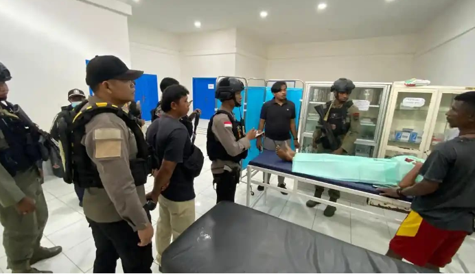 Aparat keamanan olah TKP penikaman penjual pinang di Dekai