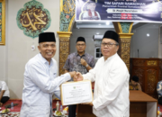 Sekda Sumbar Arry Yuswandi menyerahkan hadiah kepada santri tahfidz pada Safari Ramadan Sumbar di Masjid Nurul Islam Pariaman