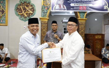 Sekda Sumbar Arry Yuswandi menyerahkan hadiah kepada santri tahfidz pada Safari Ramadan Sumbar di Masjid Nurul Islam Pariaman