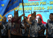 Sekdaprov Sumbar Arry Yuswandi memberikan sambutan pada pelantikan PWI dan IKWI Sumatera Barat