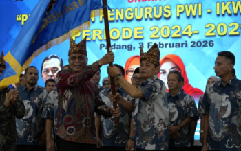 Sekdaprov Sumbar Arry Yuswandi memberikan sambutan pada pelantikan PWI dan IKWI Sumatera Barat