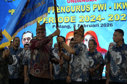 Sekdaprov Sumbar Arry Yuswandi memberikan sambutan pada pelantikan PWI dan IKWI Sumatera Barat