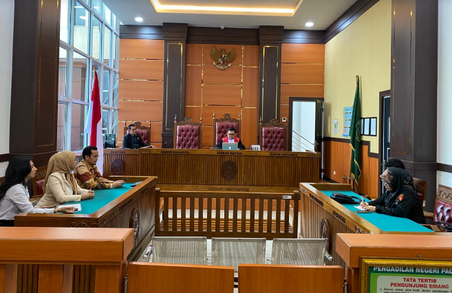 Hakim membacakan putusan sidang pra peradilan penyitaan uang Rp17,55 miliar di Pengadilan Negeri Padang