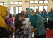 TP PKK Pusat menyalurkan bantuan bencana di Kabupaten Agam