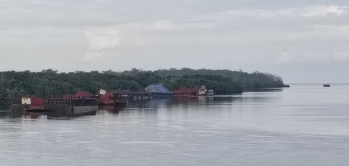 Tongkang bauksit berlabuh di Muara Teluk Melano Kayong Utara