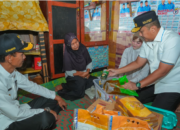 Wagub Sumbar Vasko Ruseimy menyerahkan bantuan RTLH Rp25 juta kepada keluarga Hendri di Solok Selatan