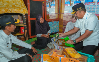 Wagub Sumbar Vasko Ruseimy menyerahkan bantuan RTLH Rp25 juta kepada keluarga Hendri di Solok Selatan