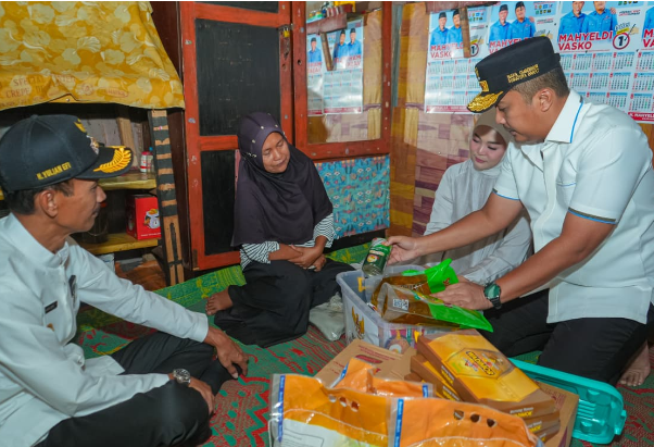 Wagub Sumbar Vasko Ruseimy menyerahkan bantuan RTLH Rp25 juta kepada keluarga Hendri di Solok Selatan