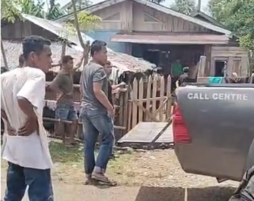 warga menunggu polisi terkait penangkapan terduga bandar