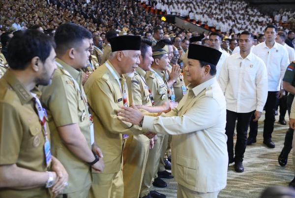 Bencana hidrometeorologi Sumbar, Mahyeldi bersalaman dengan Presiden Prabowo