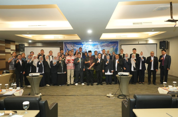 Gubernur Mahyeldi berfoto bersama pengurus setelah Ketua YKI Sumbar dilantik di Padang.