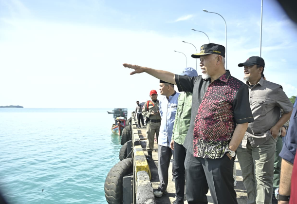 Gubernur Sumbar Mahyeldi meninjau Pelabuhan Teluk Tapang Pasaman Barat untuk proyek hilirisasi sawit.