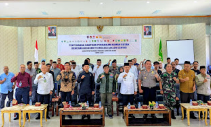 Wakil Bupati Pasaman menyerahkan bantuan dana stimulan perbaikan rumah korban bencana.