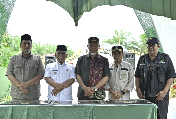 Gubernur Mahyeldi meresmikan pemakaian Jembatan Strategis Pasaman Barat menuju Teluk Tapang.