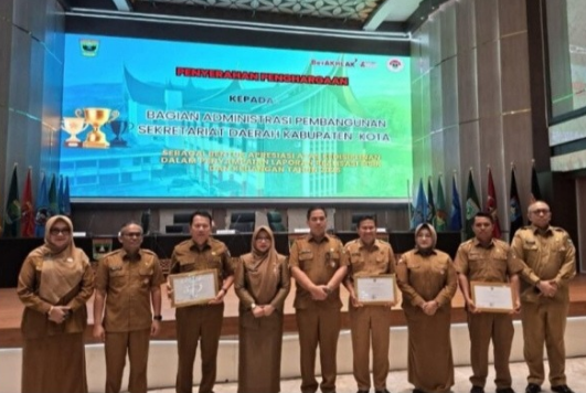 Sekda Pesisir Selatan menerima penghargaan pelaporan pembangunan terbaik tingkat Sumatera Barat
