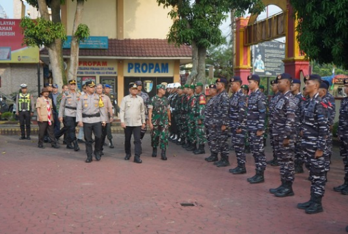 Apel gelar pasukan Operasi Ketupat Toba 2026 di halaman Mapolres Asahan yang dihadiri Wakil Bupati Asahan.