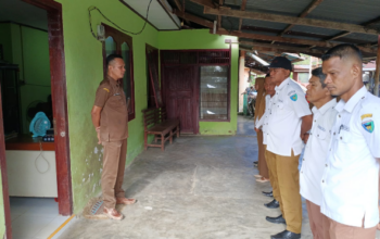 Wali Nagari Punggasan Timur memimpin apel pagi bersama perangkat nagari