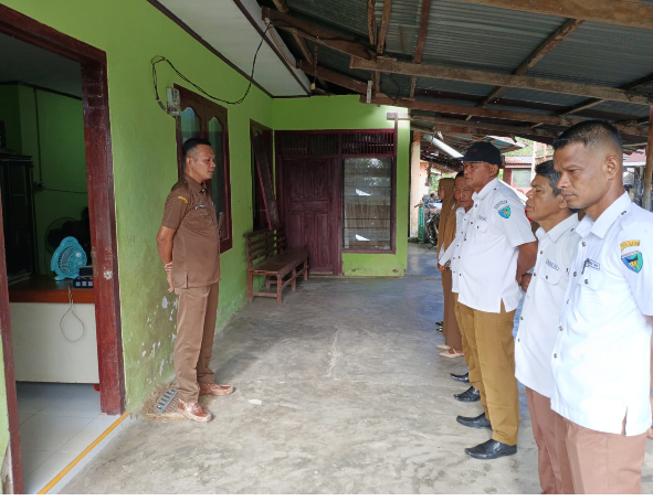 Wali Nagari Punggasan Timur memimpin apel pagi bersama perangkat nagari