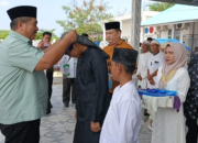 Bupati Asahan Taufik Zainal Abidin menyematkan tanda peserta pesantren kilat Ramadhan kepada siswa