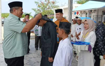 Bupati Asahan Taufik Zainal Abidin menyematkan tanda peserta pesantren kilat Ramadhan kepada siswa