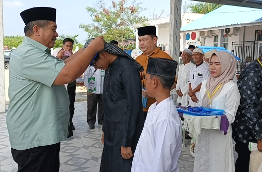 Bupati Asahan Taufik Zainal Abidin menyematkan tanda peserta pesantren kilat Ramadhan kepada siswa