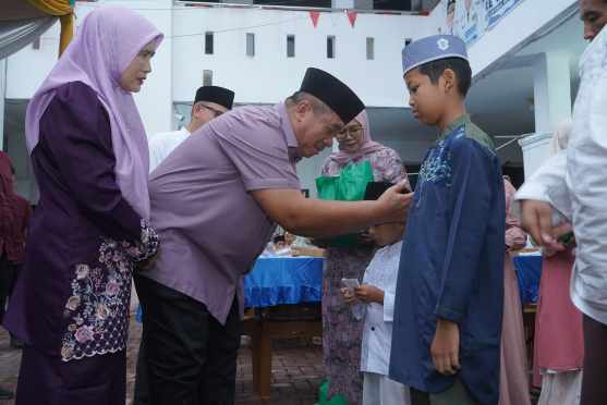 Bupati Asahan Taufik Zainal Abidin menghadiri buka puasa bersama Dinas Kesehatan Asahan dan santunan anak yatim